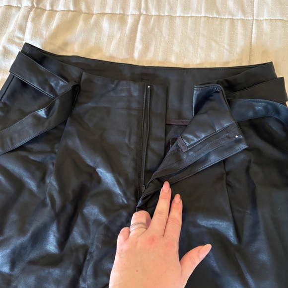 🤍Black Faux Leather Shorts 🤍 - Picture 3 of 4
